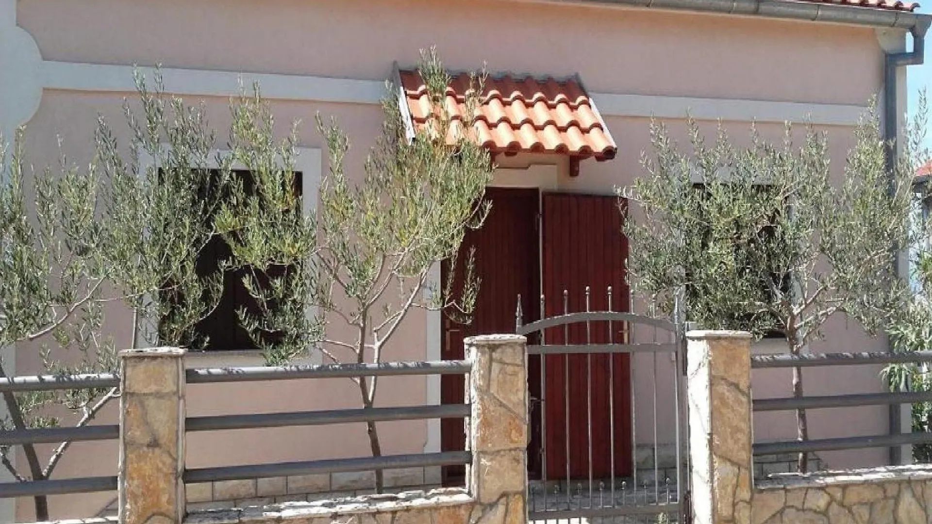 Apartments Smilje I Maslina - One Bedroom Apartment With Terrace 1 Gornji Karin 0*,