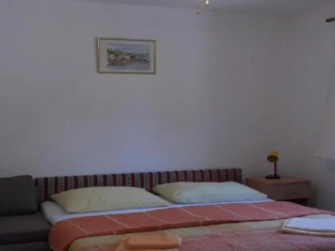 Apartments Smilje I Maslina - One Bedroom Apartment With Terrace 1 Gornji Karin